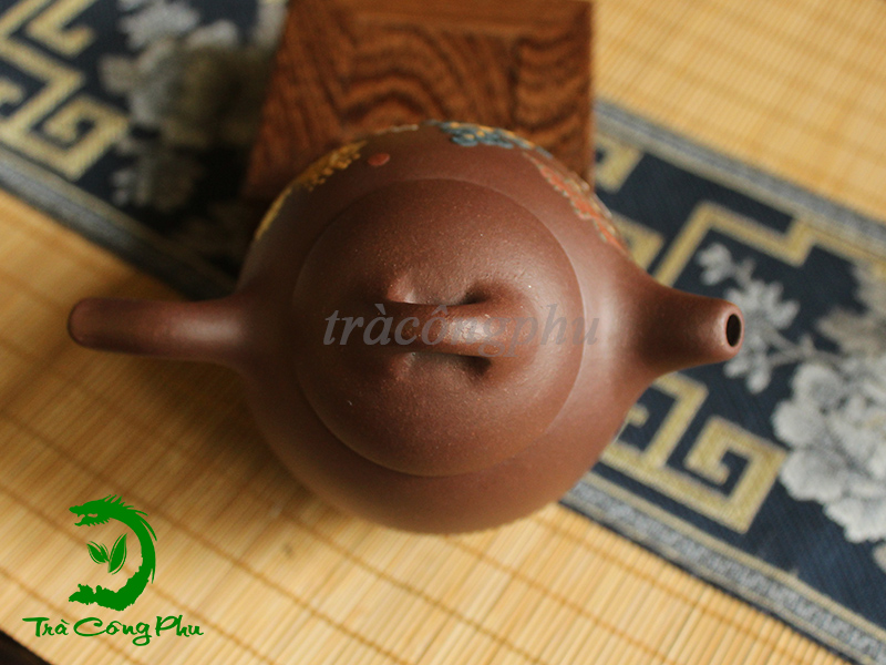 Ấm Tử Sa Tần Quyền - ATS1302 được phác họa bức ảnh sông núi 